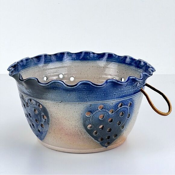 Salt of Thee Earth Pottery Guernsey Ohio Berry Heart Scalloped Edge Bowl Signed - Picture 2 of 10